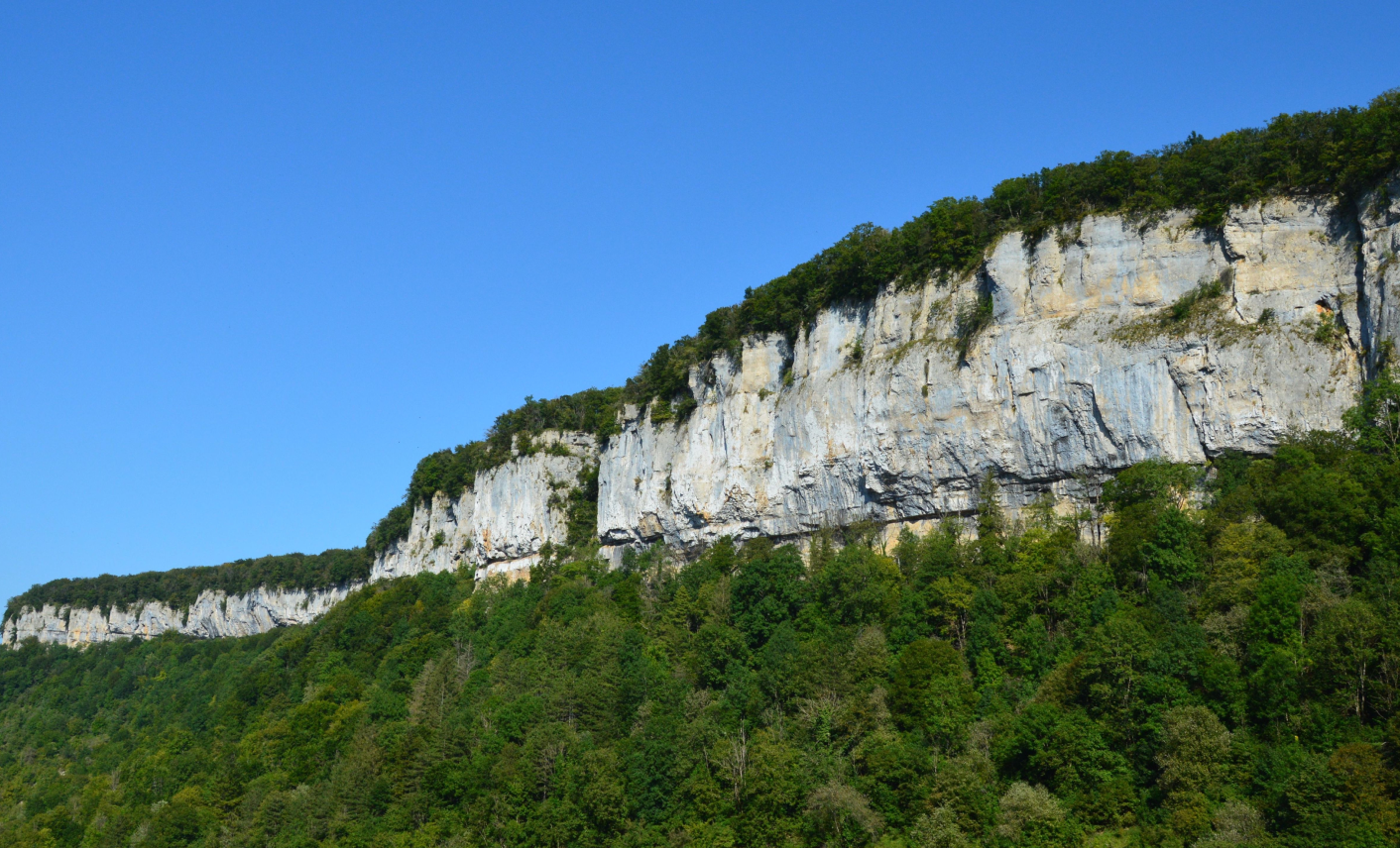 Falaises calcaires dominant les forêts du Jura à Baume les messieurs