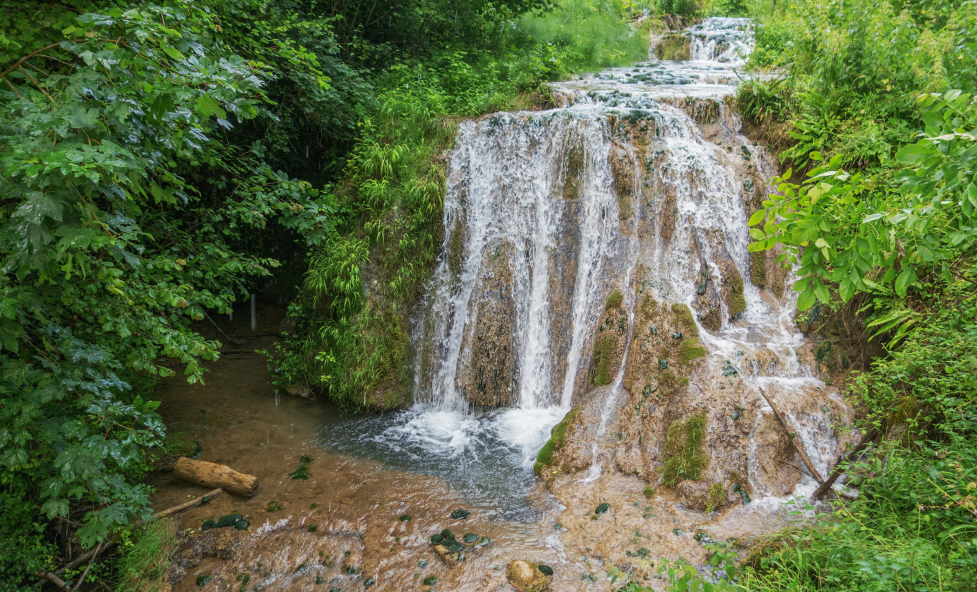 Cascade au cœur d’un environnement verdoyant dans l’Ain
