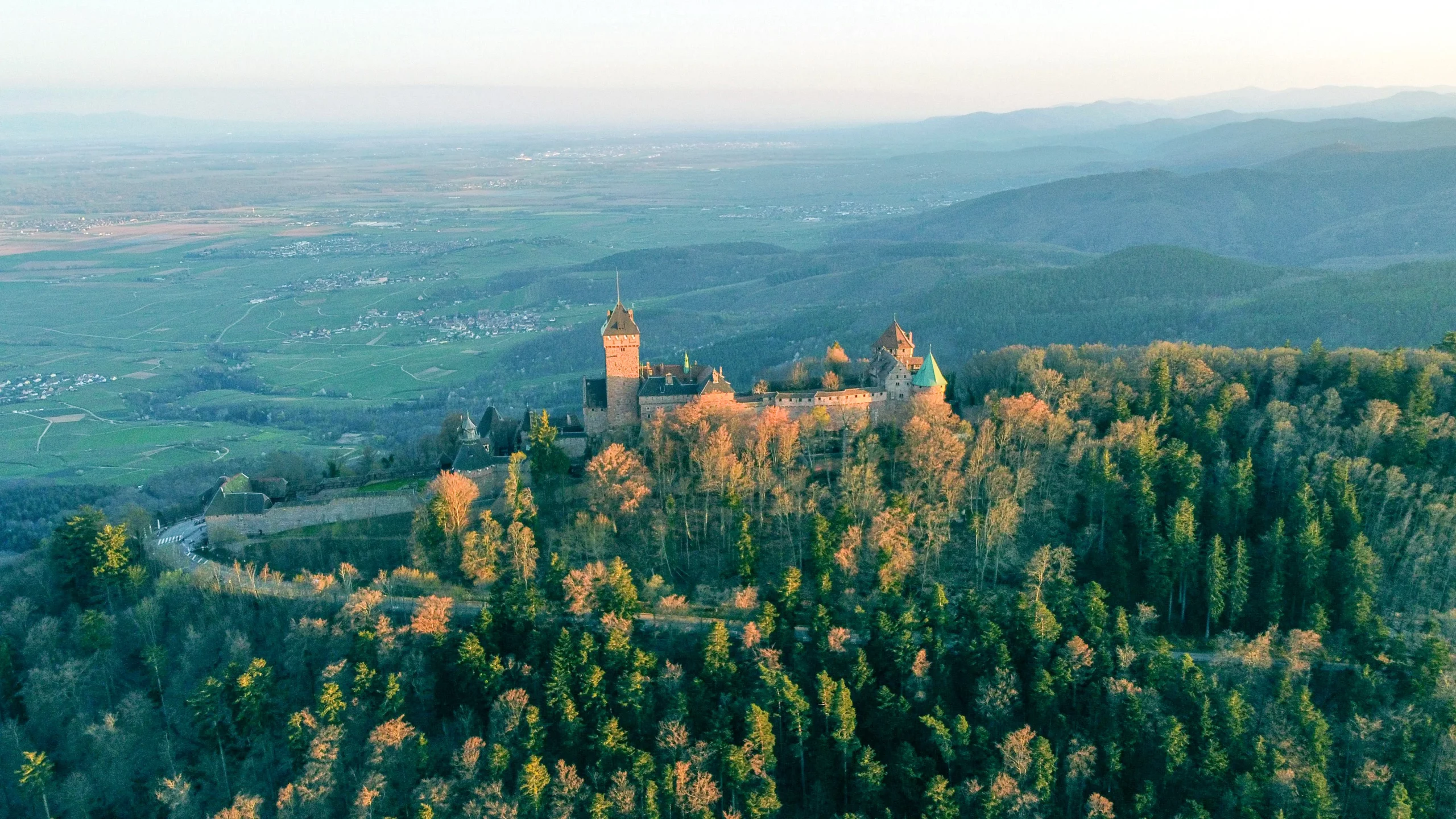 Château historique dominant un vaste paysage forestier dans le Grand Est