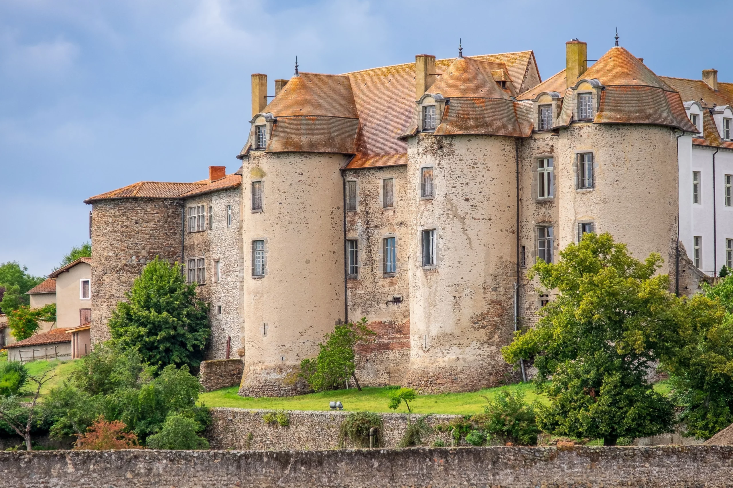 Château ancien en pierre entouré de verdure en Rhône-Alpes