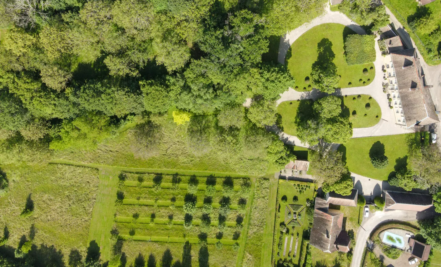 Propriété de caractère avec parc et jardins vue du ciel en Haute-Saône