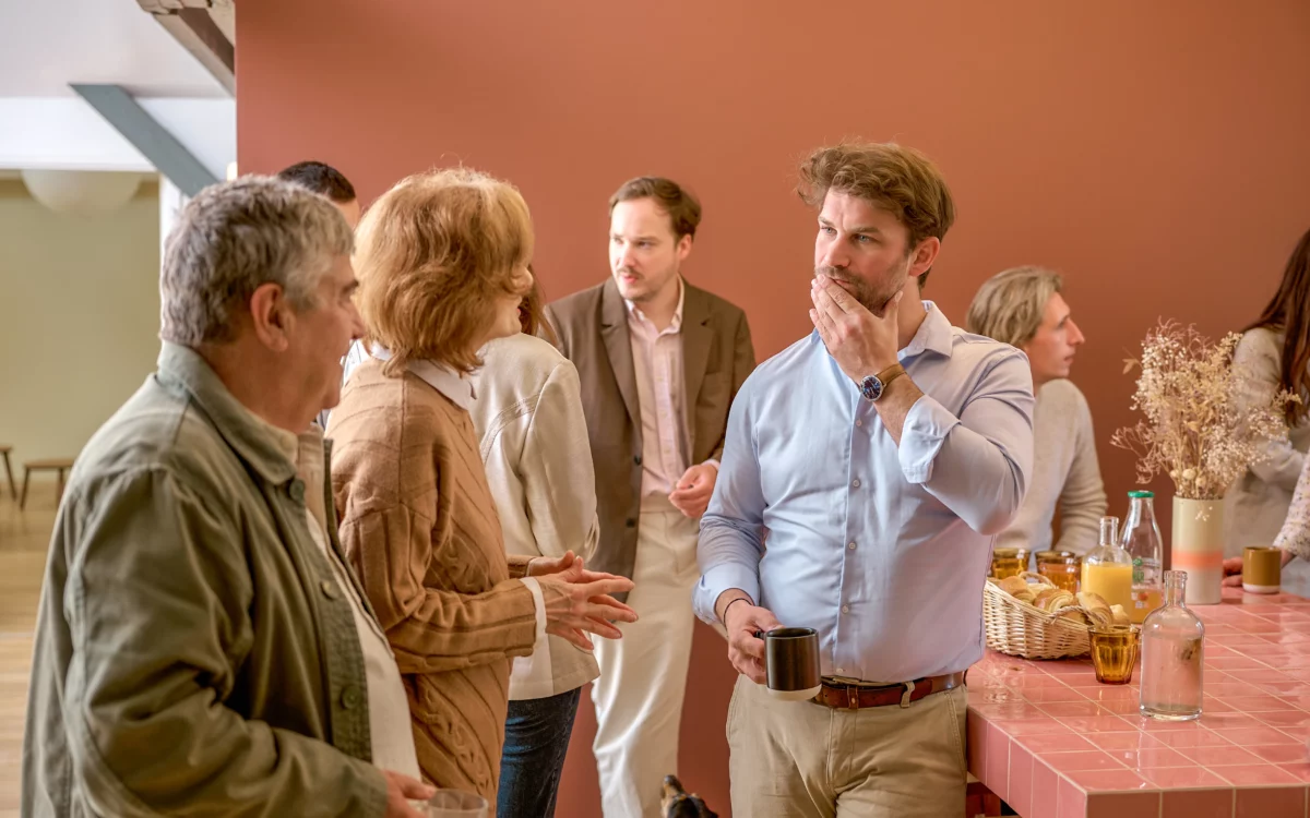 Conseiller Arrière-Cour échangeant avec des clients dans les bureaux de l’agence immobilière.