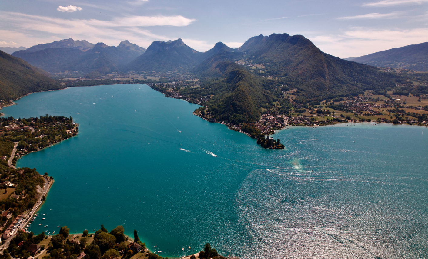 Vue panoramique sur le lac d’Annecy et les montagnes de Haute-Savoie