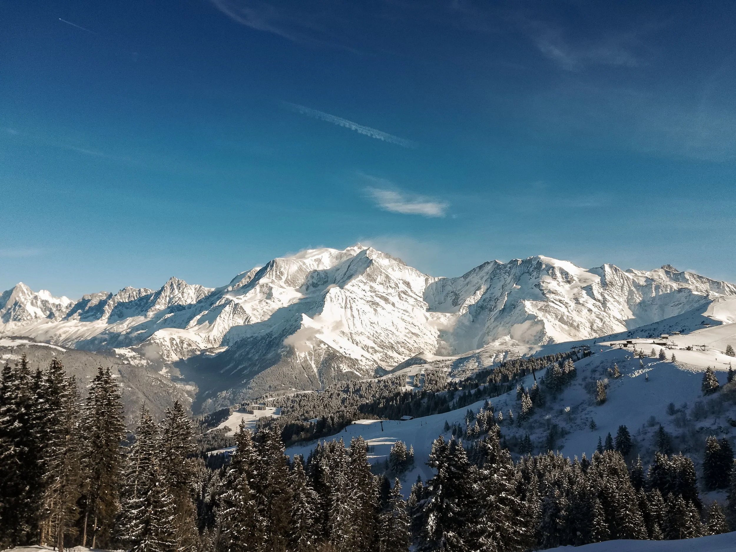 Massif enneigé des Alpes en Haute-Savoie