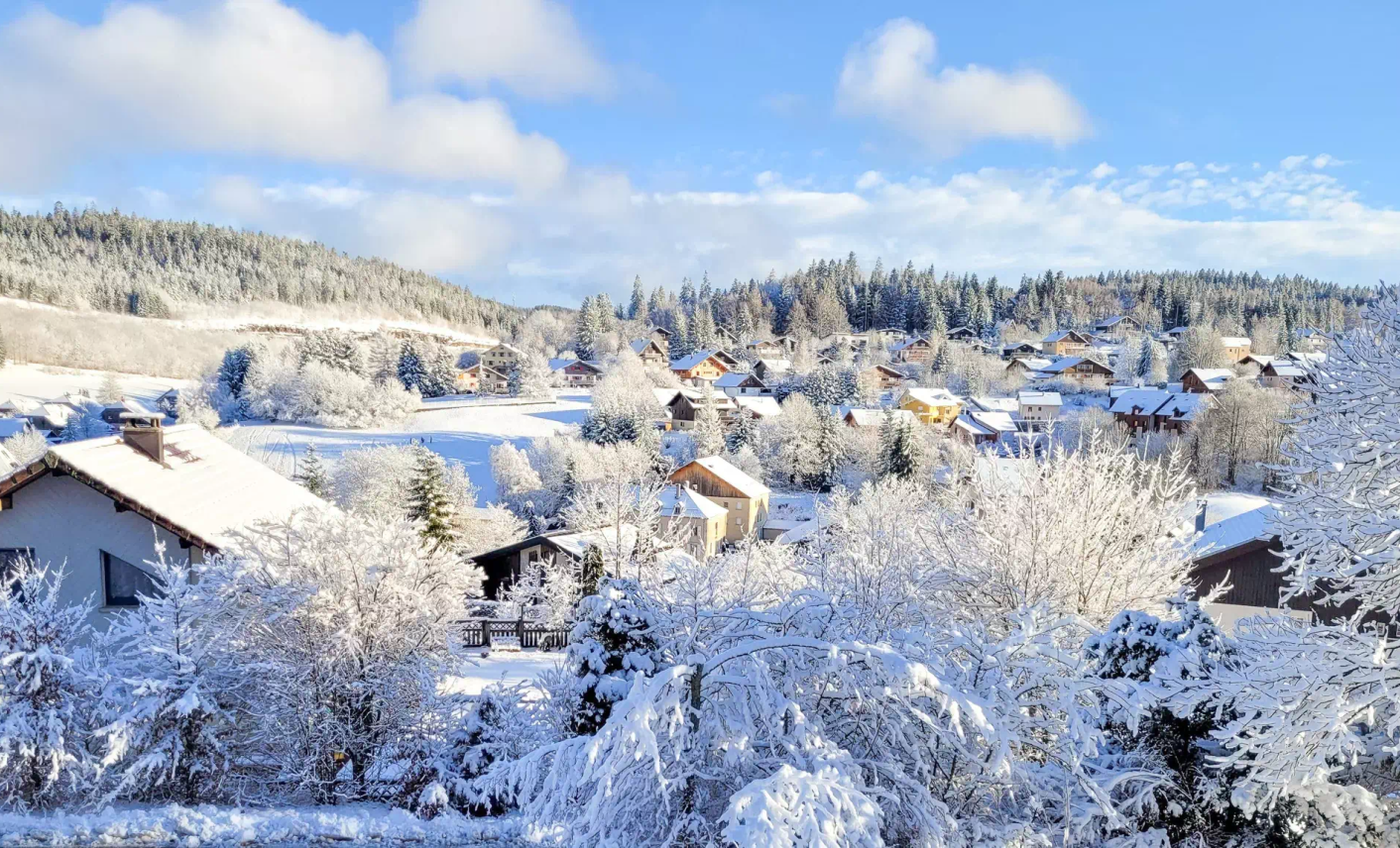 Village enneigé au cœur des paysages du Doubs en hiver