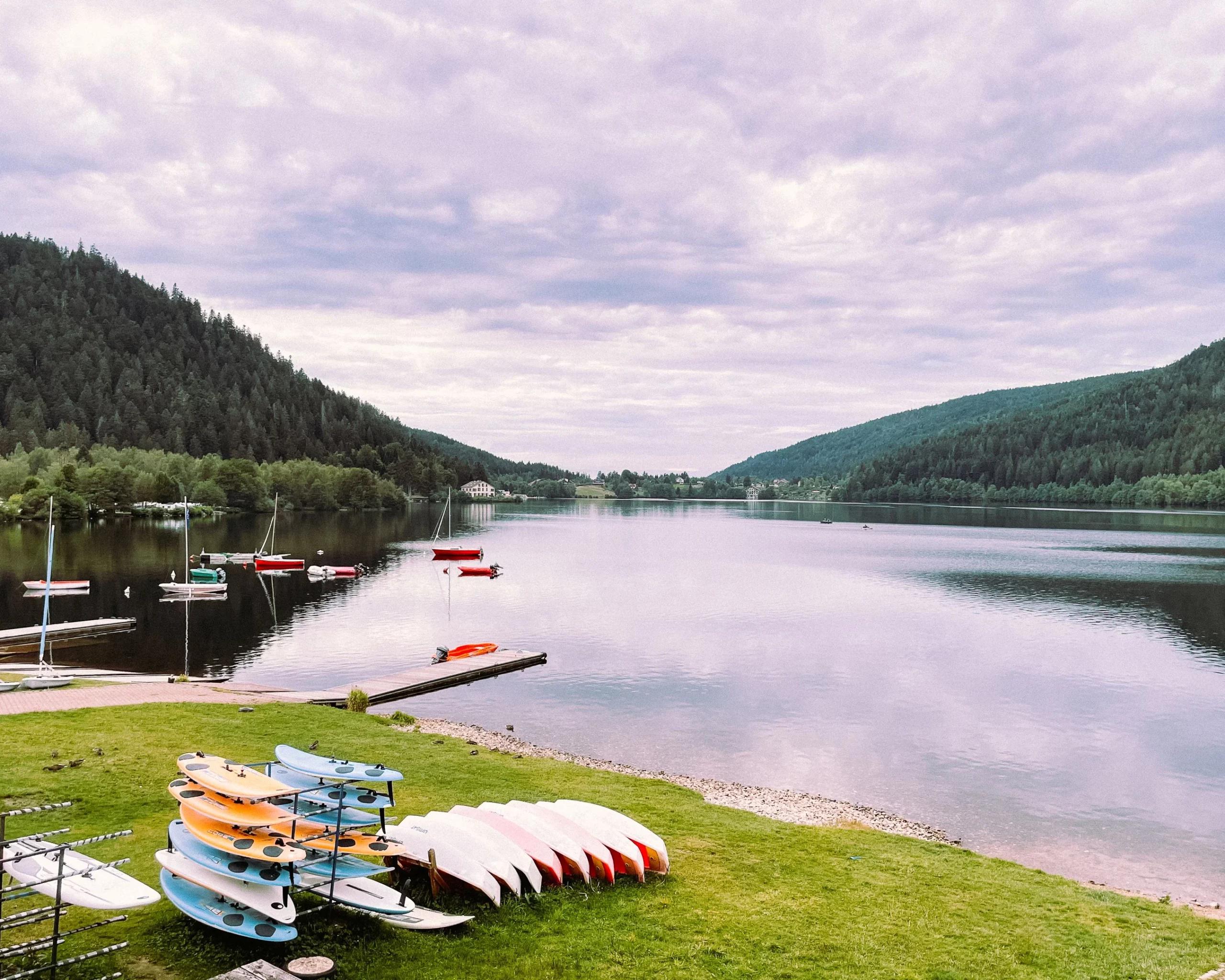 Lac de montagne entouré de forêts dans les Vosges à Greradmer