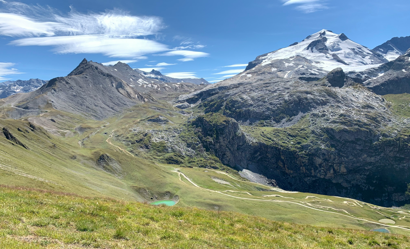 Paysage de haute montagne et sommets enneigés en Savoie