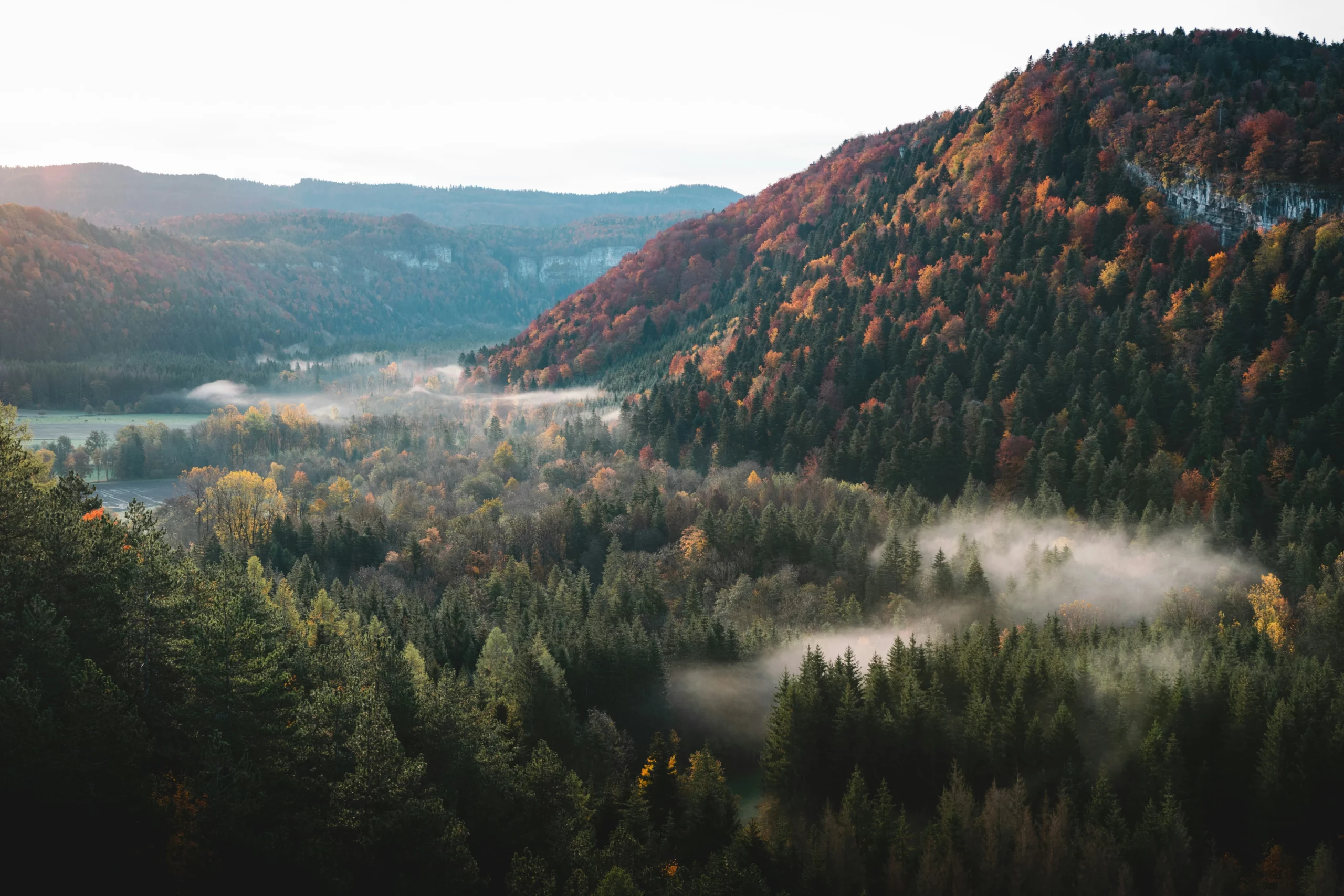 Forêts et reliefs du Jura aux couleurs de l’automne