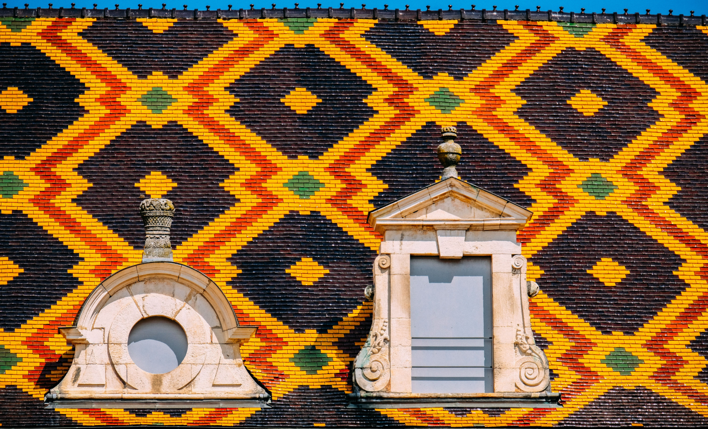 Toiture en tuiles vernissées caractéristique du patrimoine bourguignon