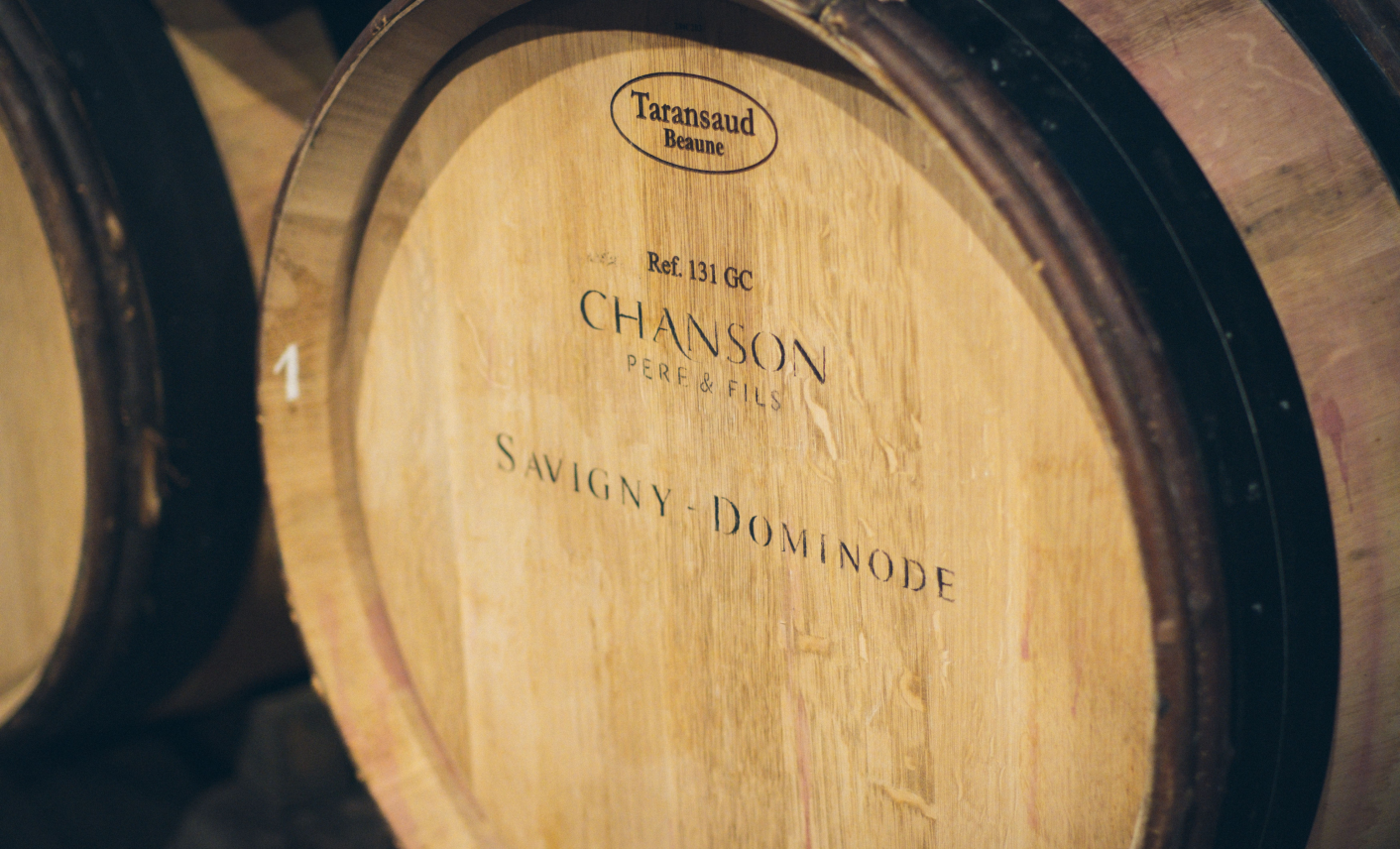 Ancien fût en bois conservé dans une cave vigneronne