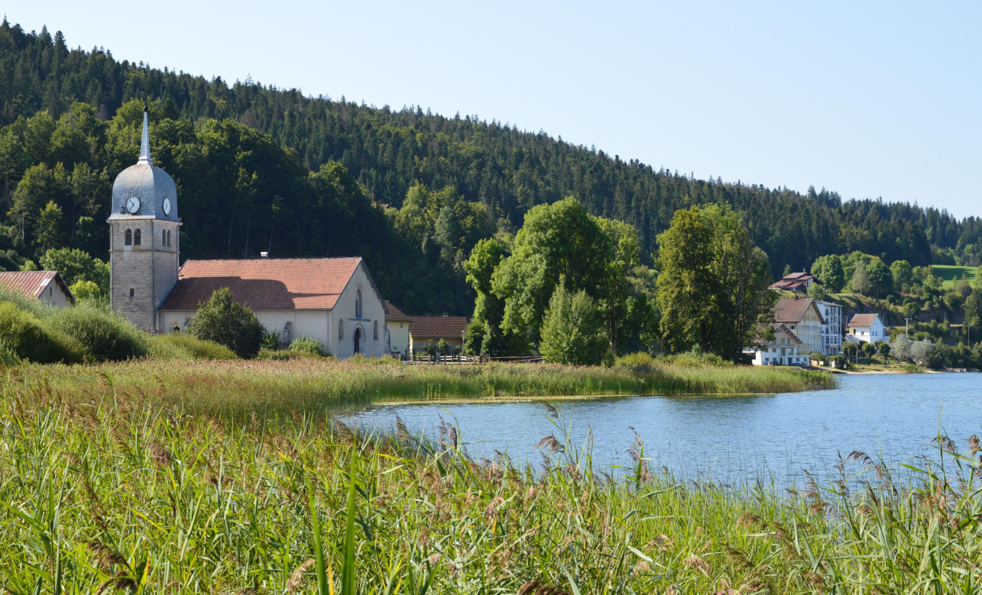 Église et village au bord d’un lac en Franche-Comté