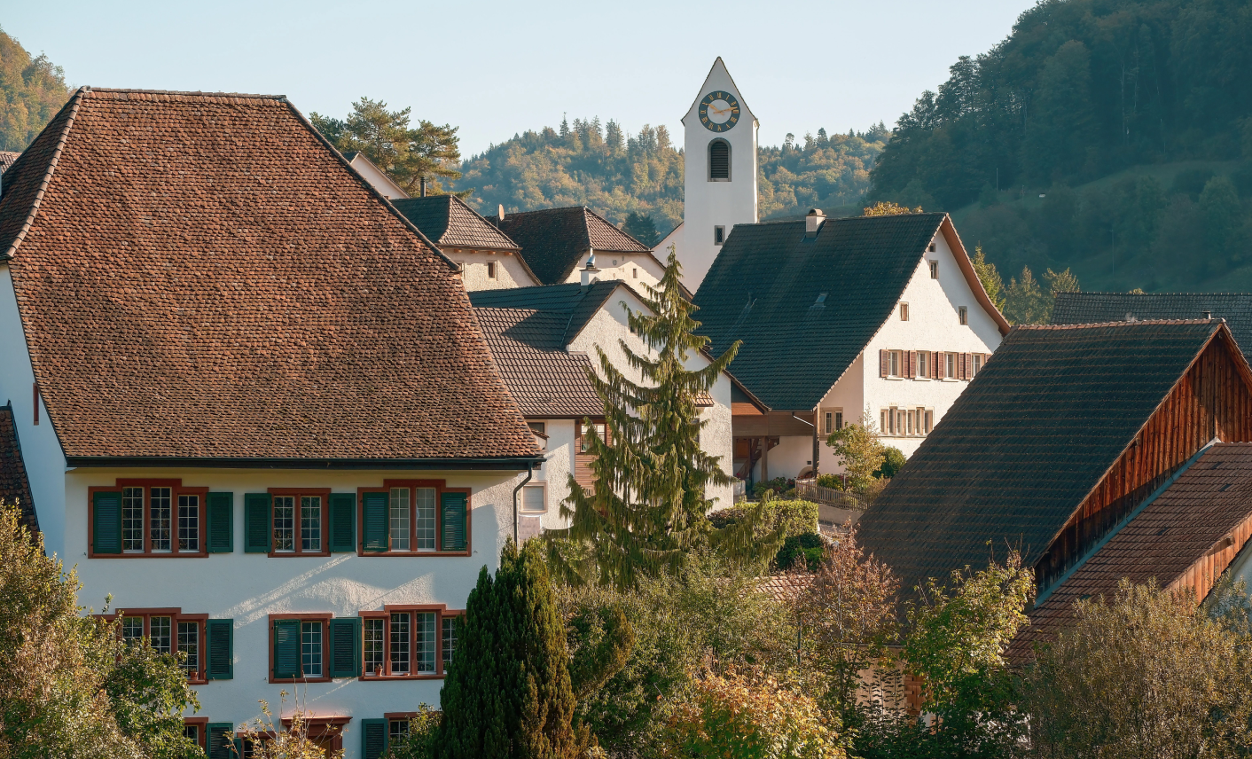 Village traditionnel entouré de reliefs boisés dans le Grand Est