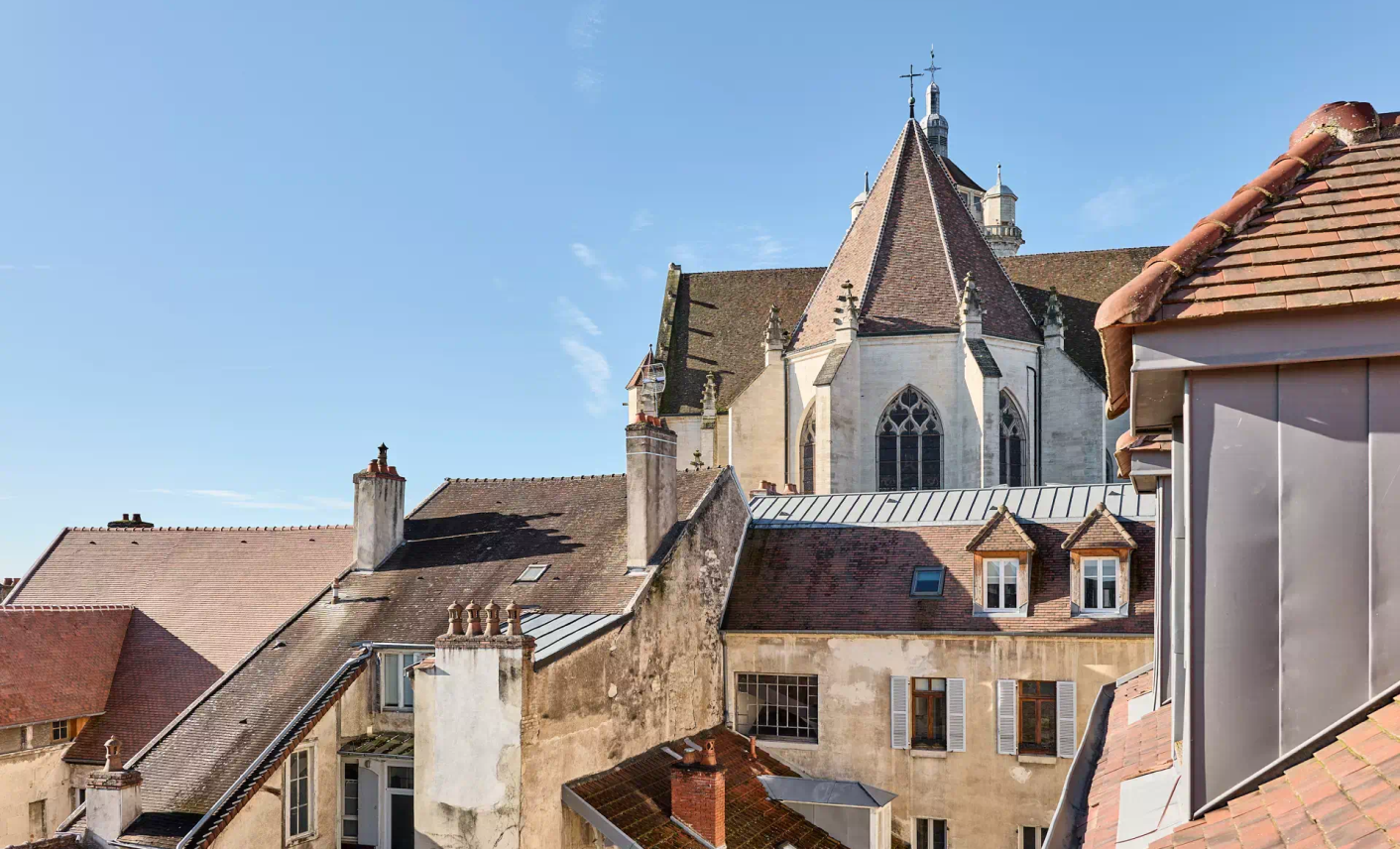 Toits anciens et patrimoine architectural d’une ville du Jura