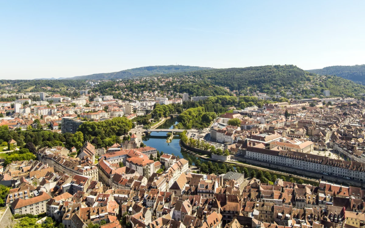 Vue panoramique sur Besançon et son centre historique en Franche-Comté