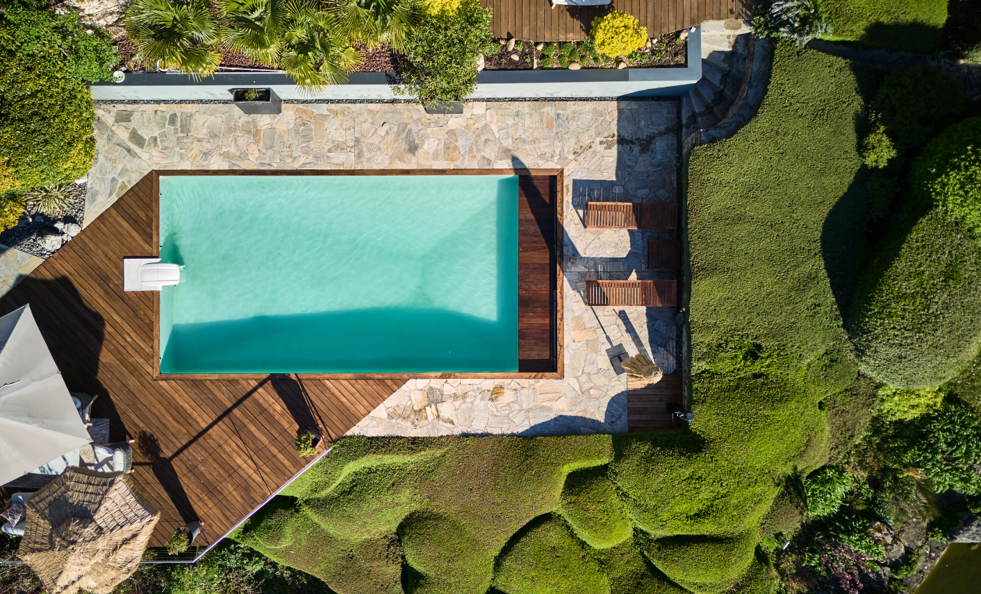 Vue aérienne de la piscine et des extérieurs d’une propriété de caractère