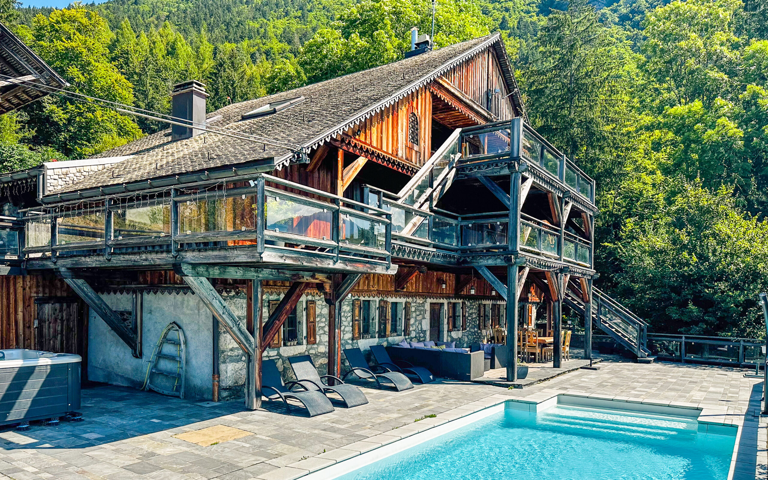 Chalet ancien en bois et pierre dans un environnement de montagne