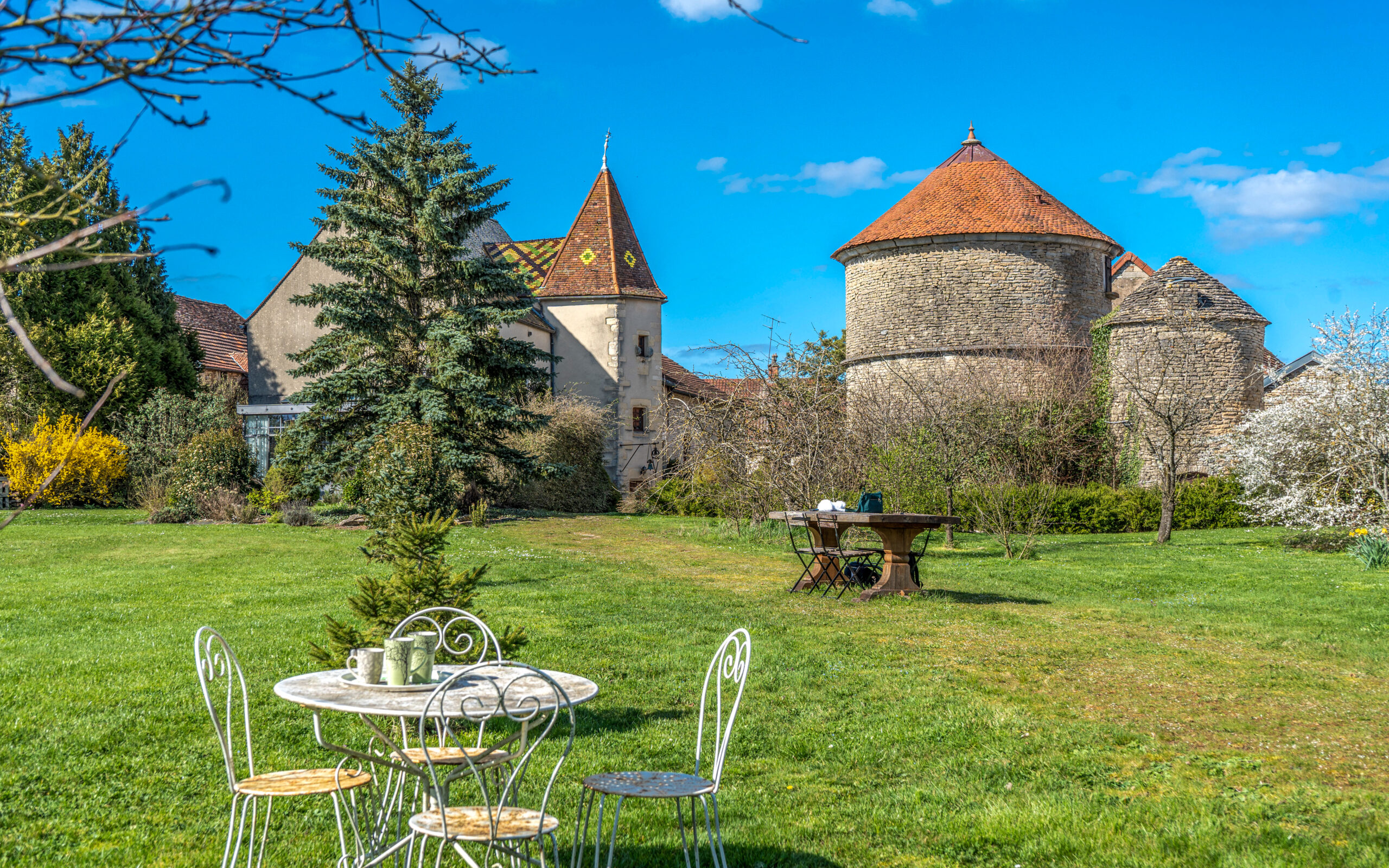 Propriété de caractère en pierre avec tours et jardin en Côte-d’Or