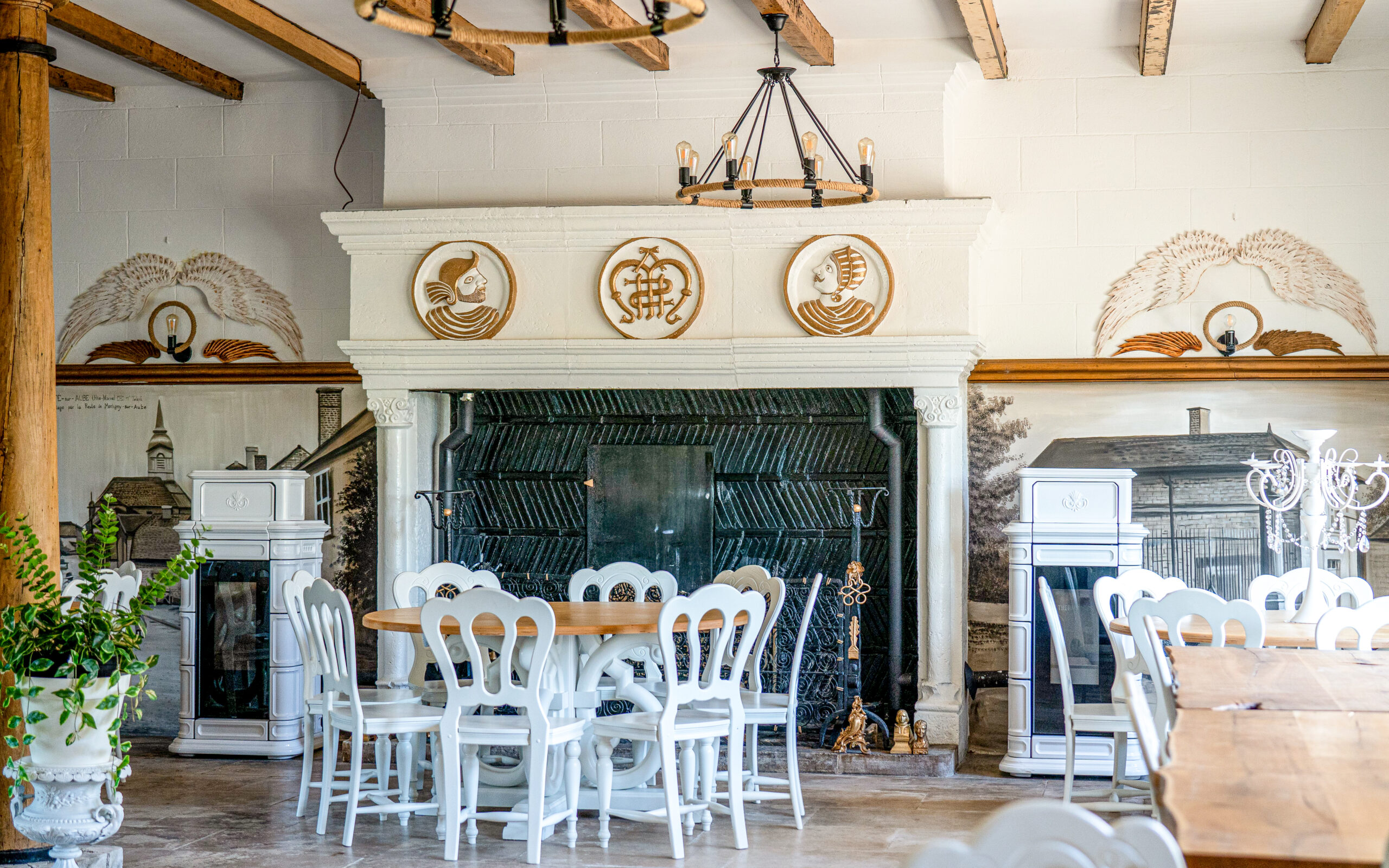 Salle à manger ancienne avec cheminée monumentale et boiseries