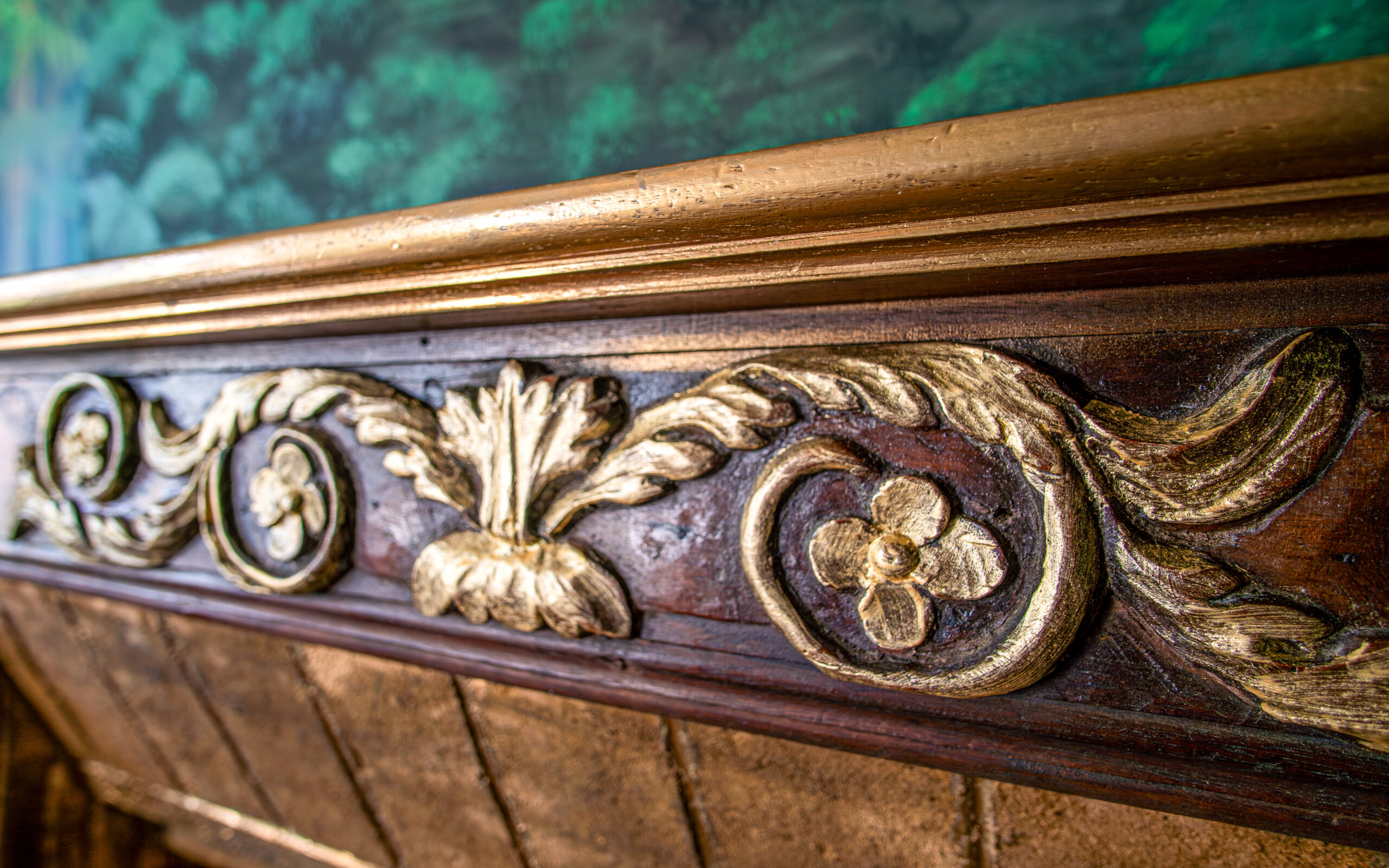 Détail sculpté d’une boiserie ancienne dans un manoir