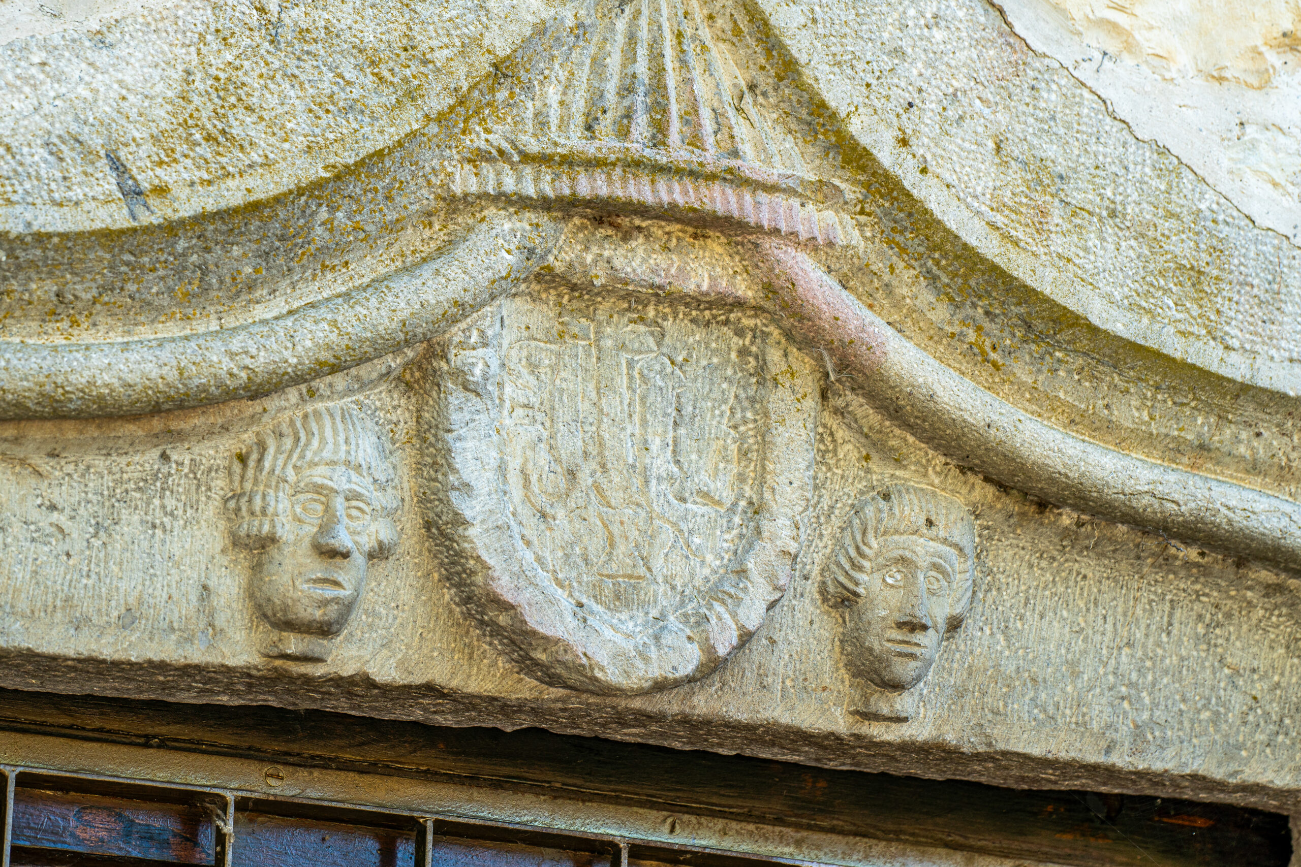 Détail sculpté dans la pierre d’une demeure ancienne