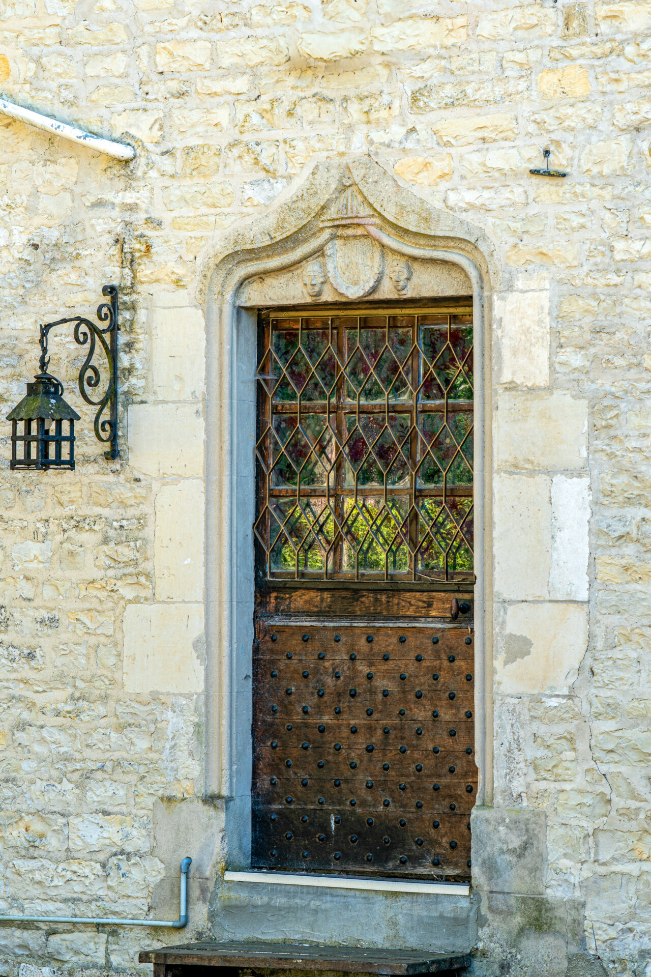 Porte ancienne en bois avec grille en fer forgé