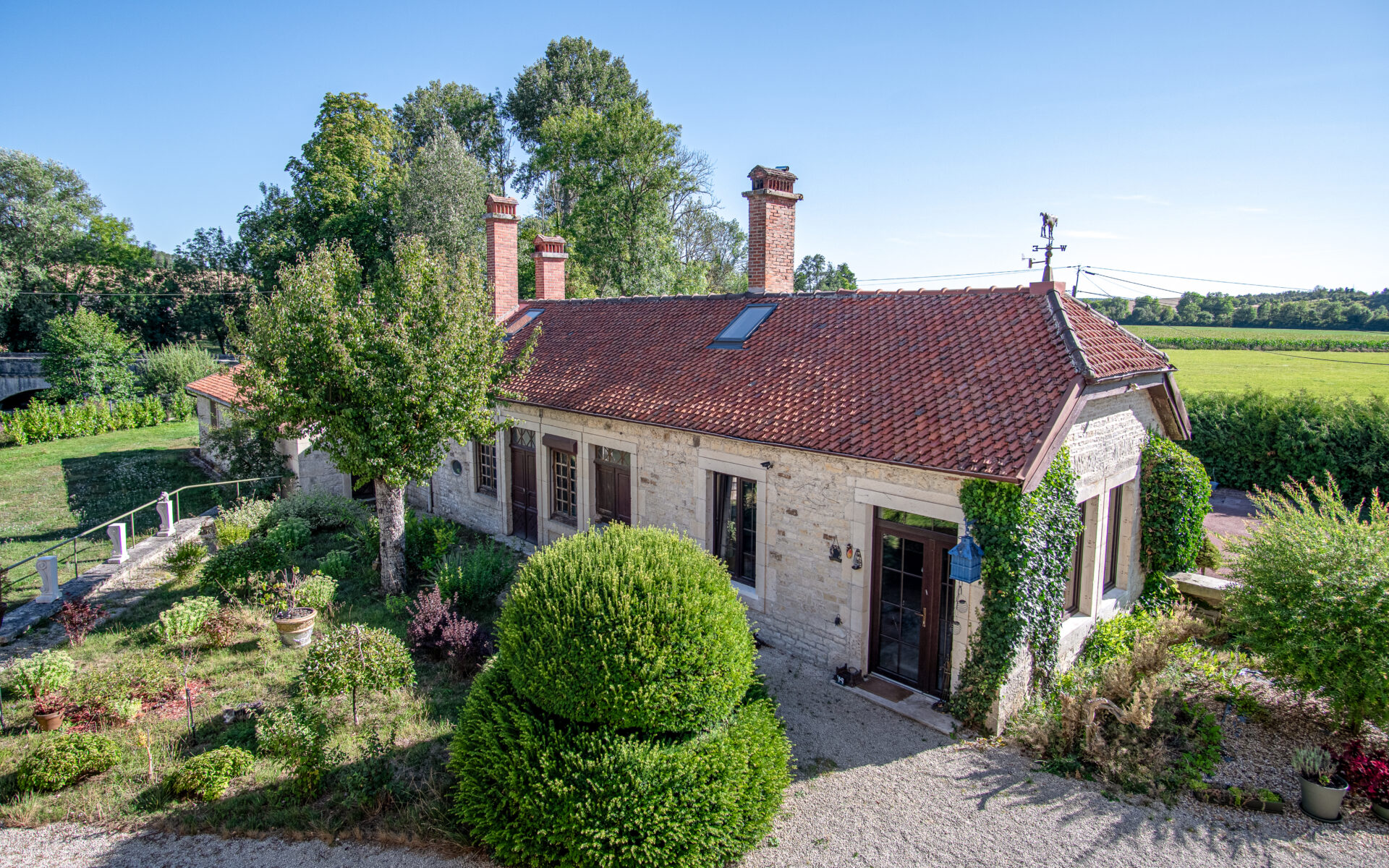 Dépendance ancienne d’une propriété de caractère avec jardin paysager