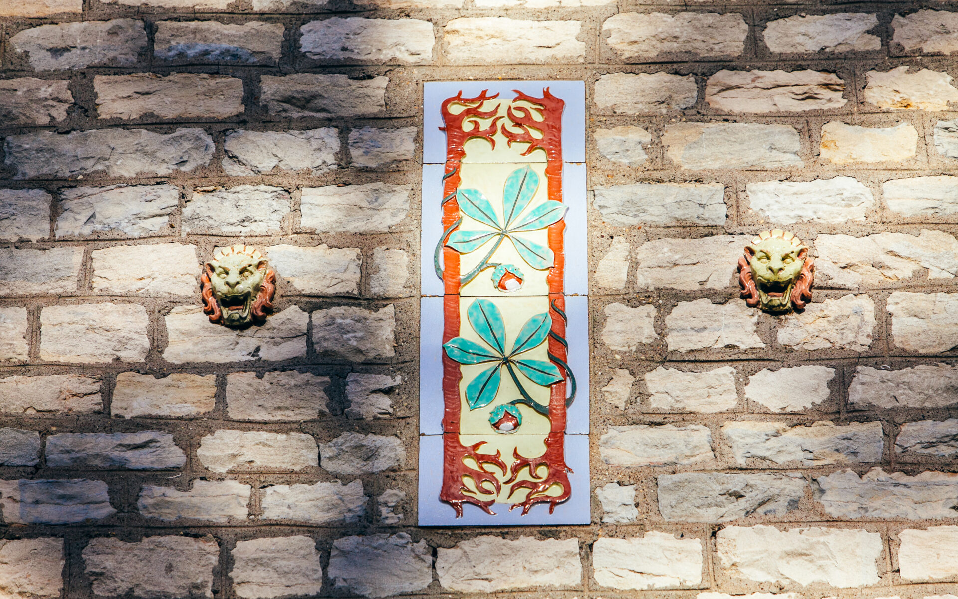 Détail décoratif sur la façade en pierre d’un hôtel particulier à Besançon