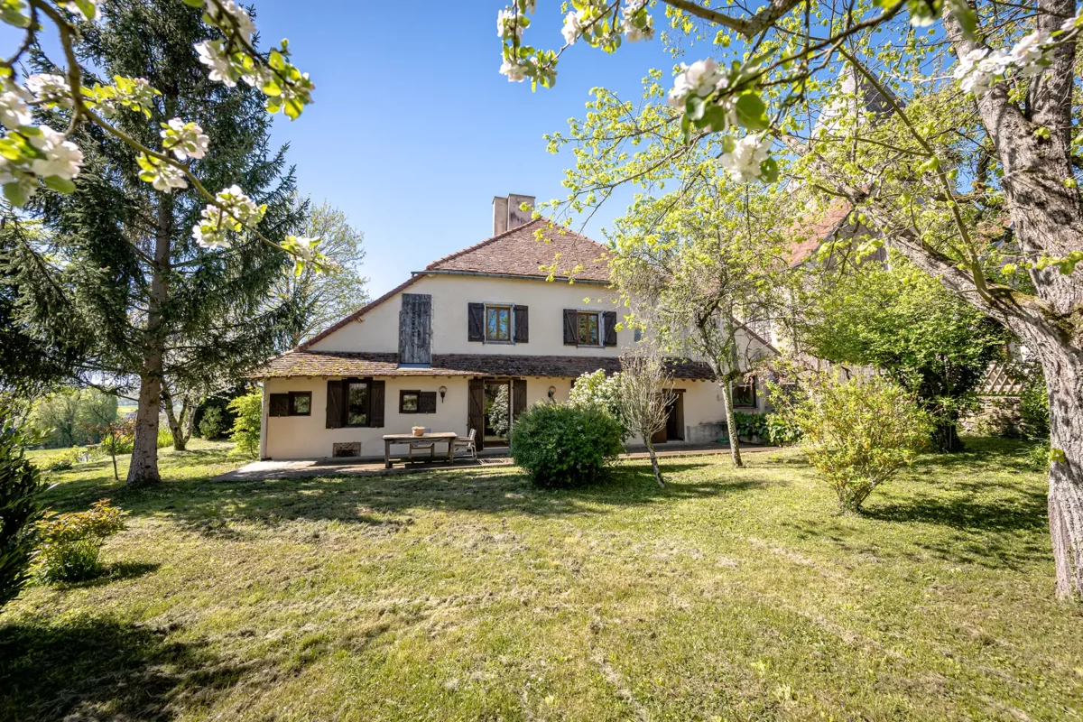 Façade de l'ancien presbytère à Marolles-les-Bailly à vendre - Arrière-Cour, agence immobilière spécialisée dans l'Aube