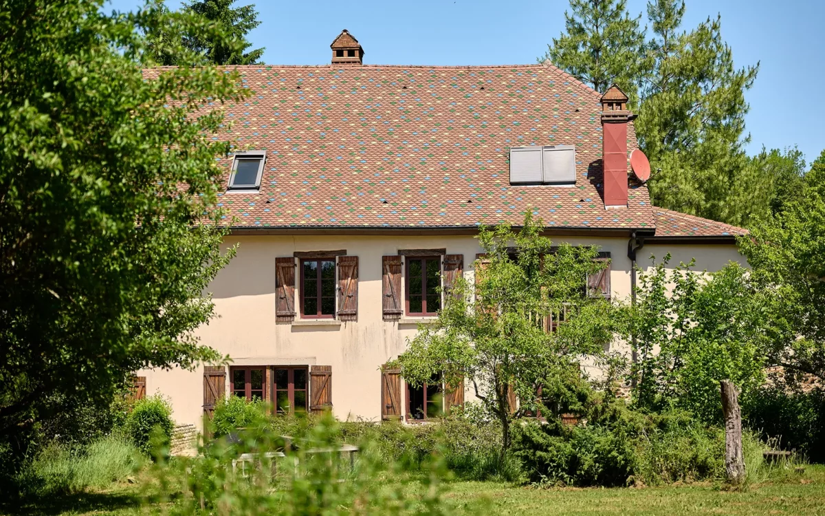 Façade de l'ancienne ferme rénovée proche d’Arbois à vendre - Arrière-Cour, agence immobilière spécialisée dans le Jura