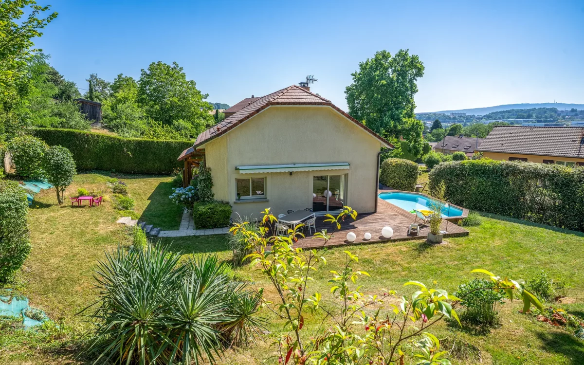 Façade et piscine de la maison familiale avec piscine à Besançon à vendre - Arrière-Cour, agence immobilière spécialisée dans le Doubs