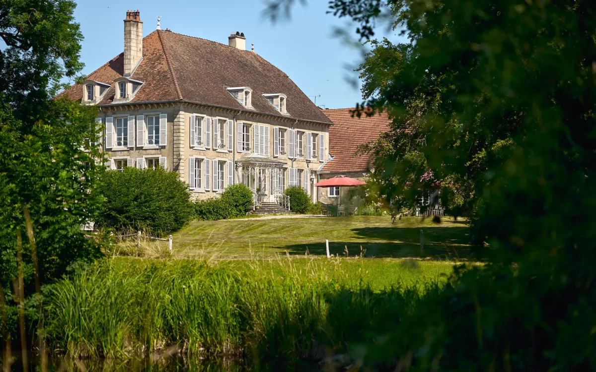 Façade et point d'eau d'une maison de maître en Haute-Marne à vendre - Arrière-Cour, agence immobilière spécialisée en Haute-Marne