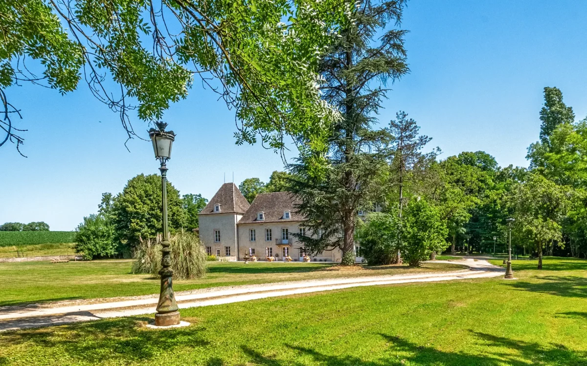 Façade et verdure du château de Pymont, entre héritage et hospitalité à vendre - Arrière-Cour, agence immobilière spécialisée en Bourgogne