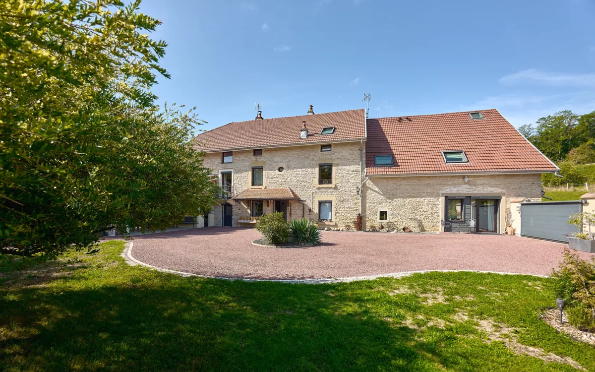 Façade - Le puits du moulin, une demeure du XVIIIᵉ siècle à vendre - Arrière-Cour, agence immobilière spécialisée en Haute-Saône