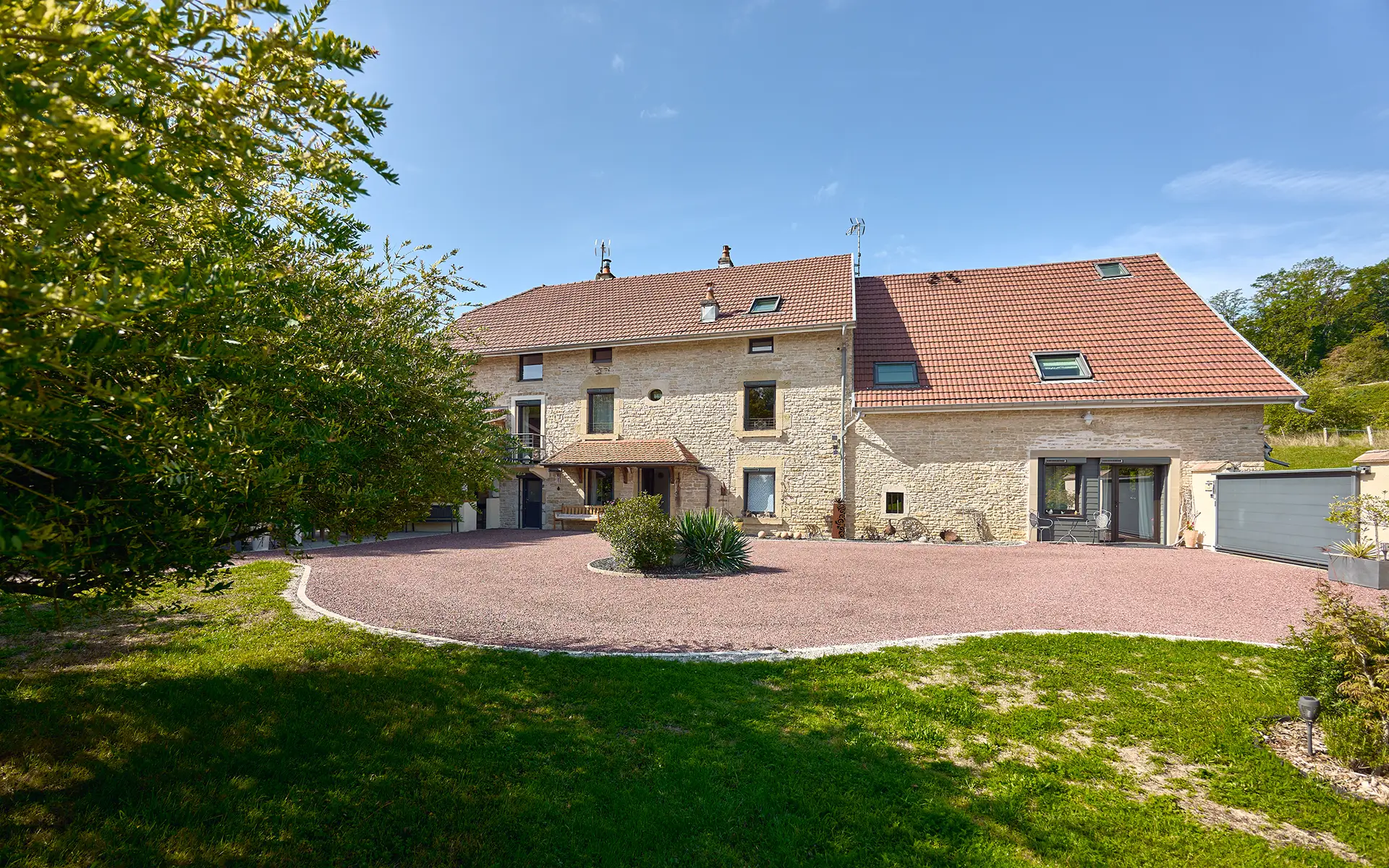 Façade - Le puits du moulin, une demeure du XVIIIᵉ siècle à vendre - Arrière-Cour, agence immobilière spécialisée en Haute-Saône