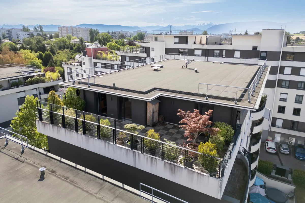 Façade lumineuse de l'appartement familial aux portes de Genève à vendre - Arrière-Cour, agence immobilière spécialisée dans l'Ain