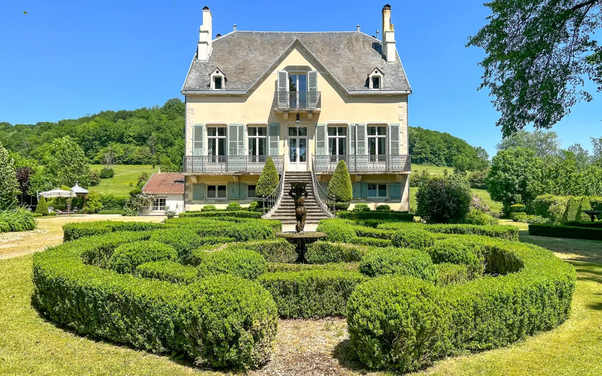 Façade lumineuse du manoir de caractère en Haute-Marne à vendre - Arrière-Cour, agence immobilière spécialisée dans la Haute-Marne