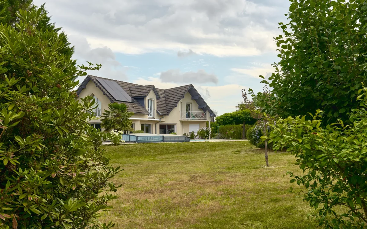 Façade lumineuse d'une maison familiale avec piscine à Besançon à vendre - Arrière-Cour, agence immobilière spécialisée dans le Doubs