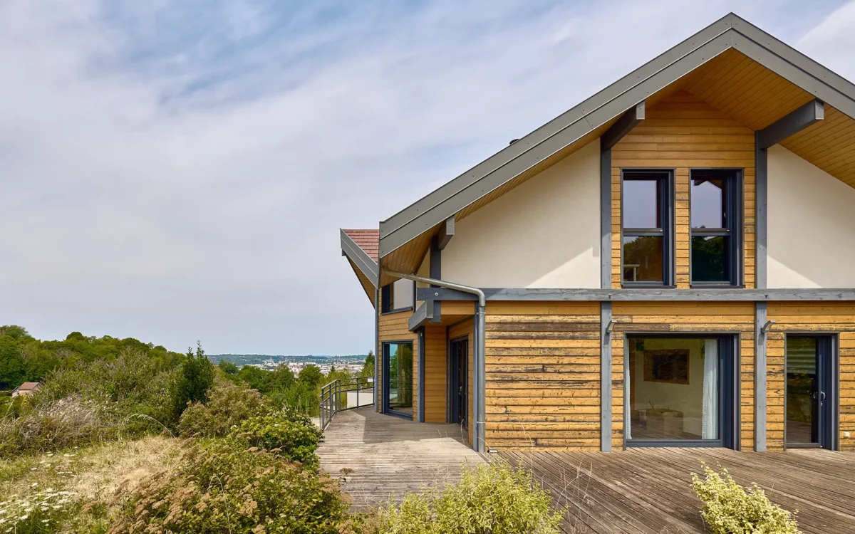 Façade de la maison contemporaine sur les hauteurs de Besançon à vendre - Arrière-Cour, agence immobilière spécialisée dans le Doubs