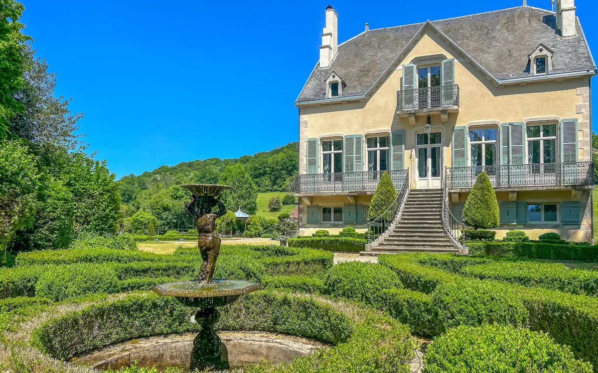 Façade du manoir de caractère en Haute-Marne à vendre - Arrière-Cour, agence immobilière spécialisée dans la Haute-Marne
