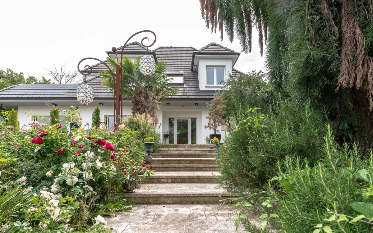 Façade de la villa d’architecte aux portes de Bâle à vendre - Arrière-Cour, agence immobilière spécialisée dans le Haut-Rhin