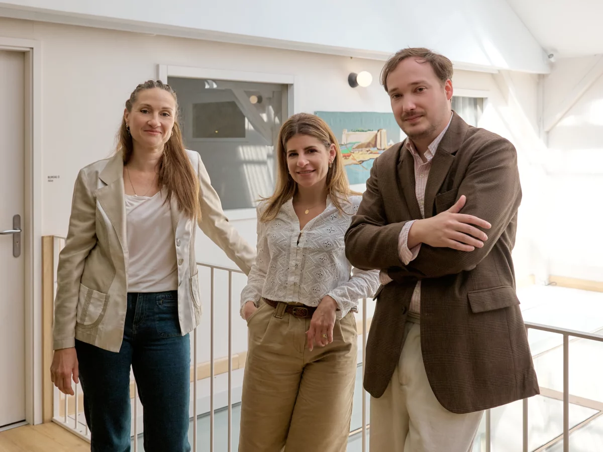 Trois membres de l’équipe Arrière-Cour posent dans les bureaux de l’agence immobilière en Bourgogne.