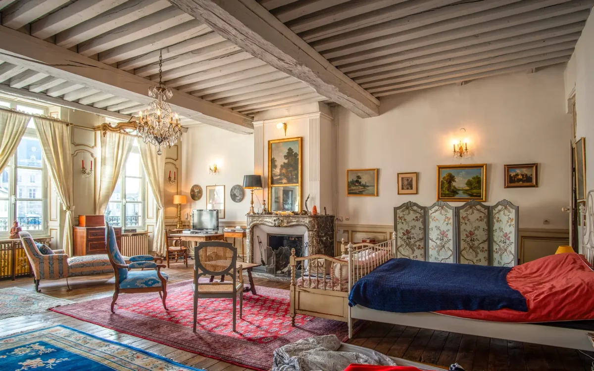 Pièce à vivre de l'hôtel particulier du XVIIIe à Langres à vendre - Arrière-Cour, agence immobilière spécialisée en Haute-Marne