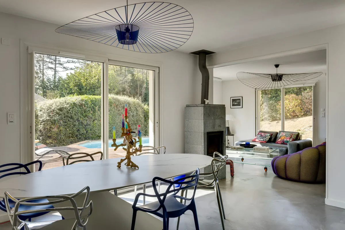 Pièce à vivre de la maison familiale avec piscine à Besançon à vendre - Arrière-Cour, agence immobilière spécialisée dans le Doubs