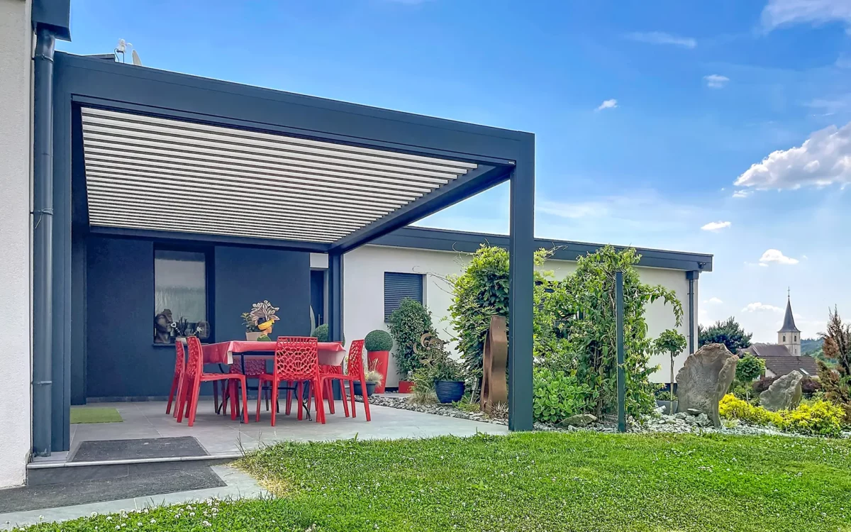 Terrasse et nature de la villa de plain-pied entre Belfort et la Suisse à vendre - Arrière-Cour, agence immobilière spécialisée dans le Territoire-de-Belfort