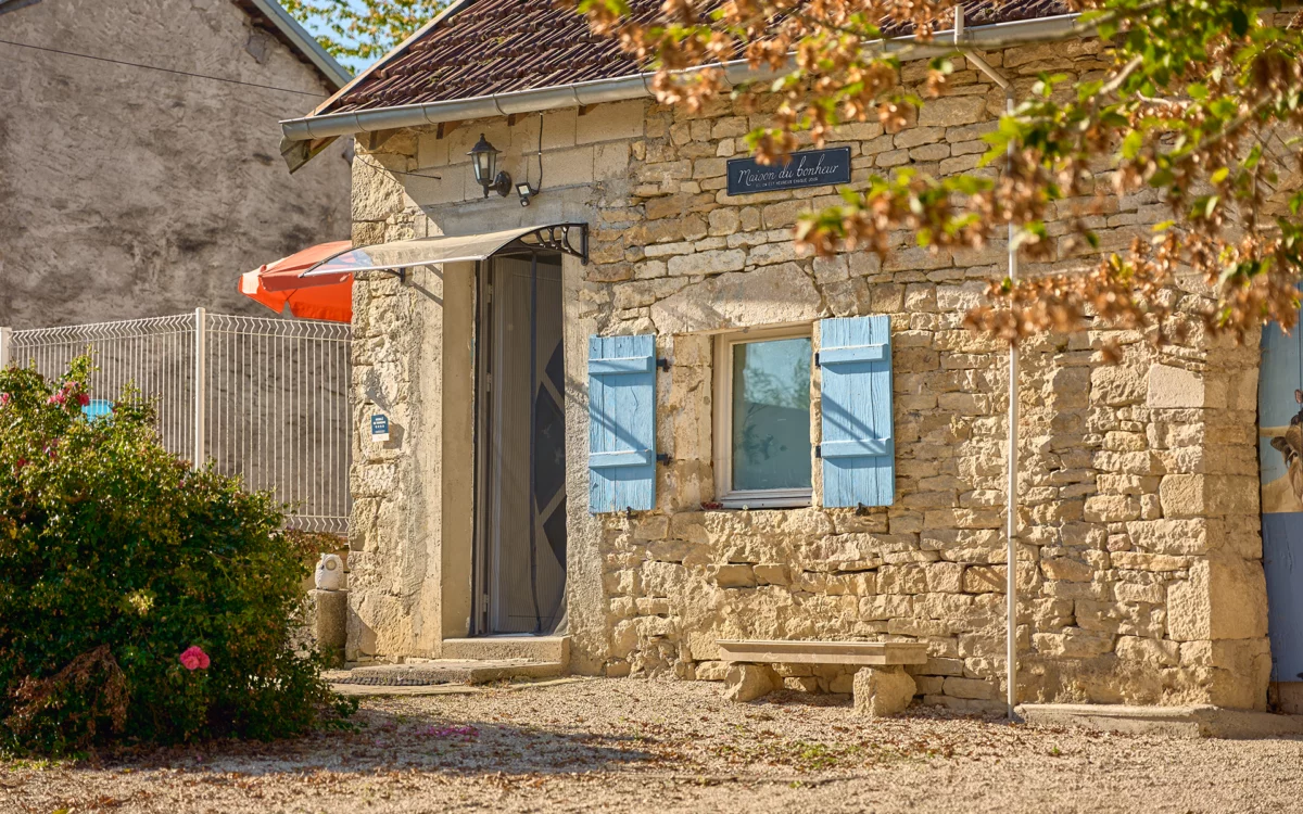 Façade en pierre des deux maisons de campagne près de Vesoul à vendre - Arrière-Cour, agence immobilière spécialisée en Haute-Saône