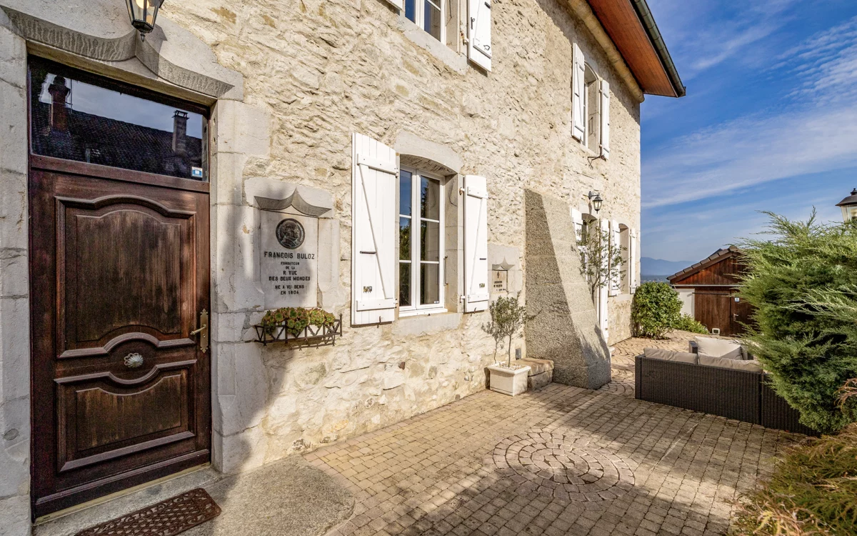 Façade en pierre d'une demeure historique proche de Genève à vendre - Arrière-Cour, agence immobilière spécialisée dans le Rhône-Alpes
