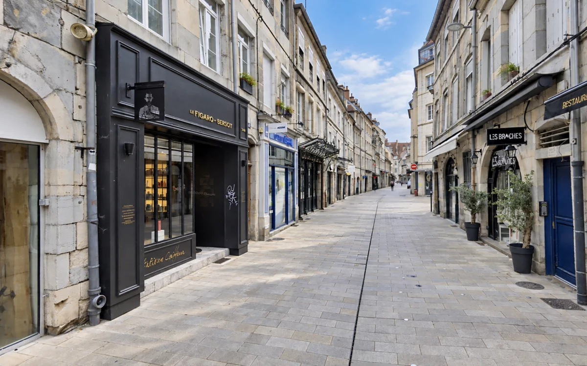 Façade de l'immeuble de rapport au cœur de Besançon à vendre - Arrière-Cour, agence immobilière spécialisée dans le Doubs