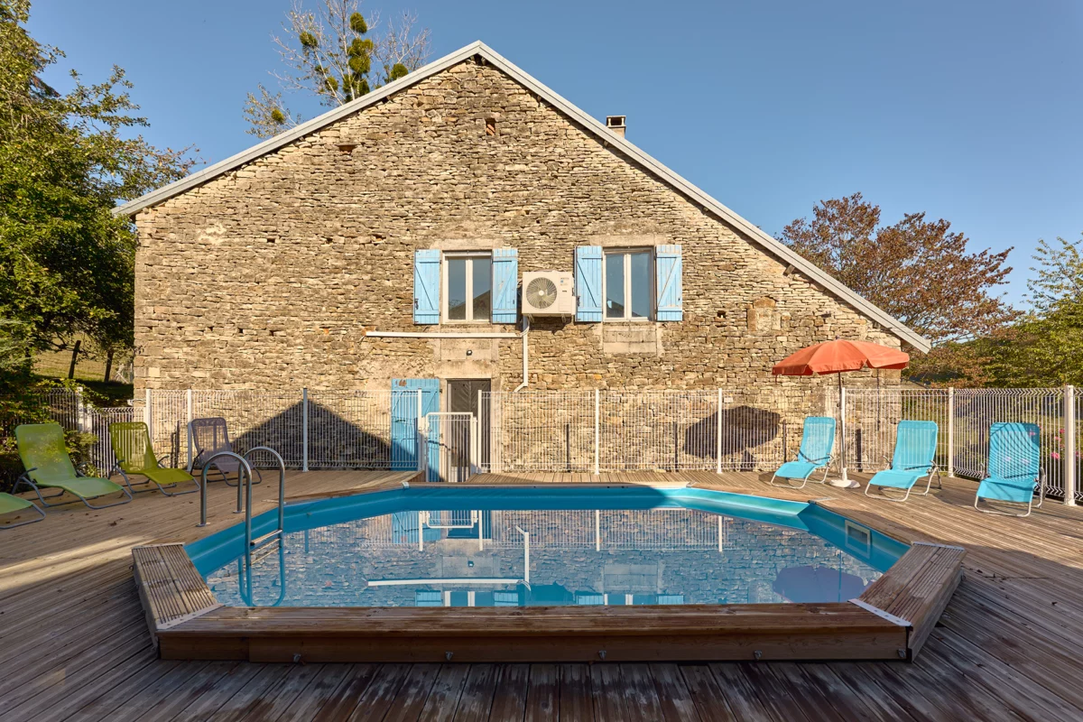 Façade lumineuse des deux maisons de campagne près de Vesoul à vendre - Arrière-Cour, agence immobilière spécialisée en Haute-Saône