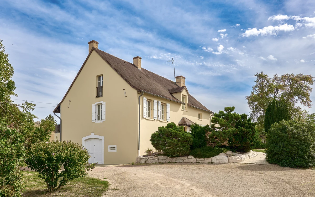 Façade lumineuse de l'ancienne ferme entre Beaune et Chalon à vendre - Arrière-Cour, agence immobilière spécialisée en Saône-et-Loire