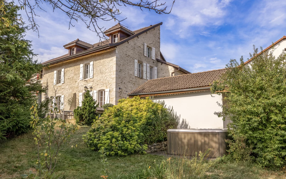 Façade lumineuse d'une demeure historique proche de Genève à vendre - Arrière-Cour, agence immobilière spécialisée dans le Rhône-Alpes